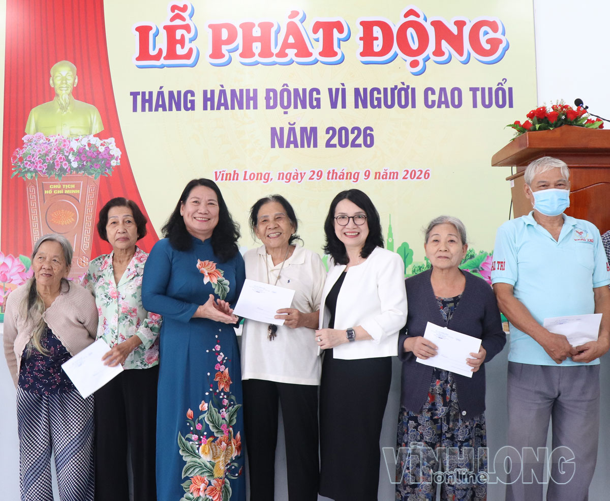 Phó Chủ tịch UBND tỉnh Nguyễn Thị Bé Mười và Giám đốc Sở Y tế Hồ Thị Thu Hằng tặng quà cho người cao tuổi phường Long Châu.