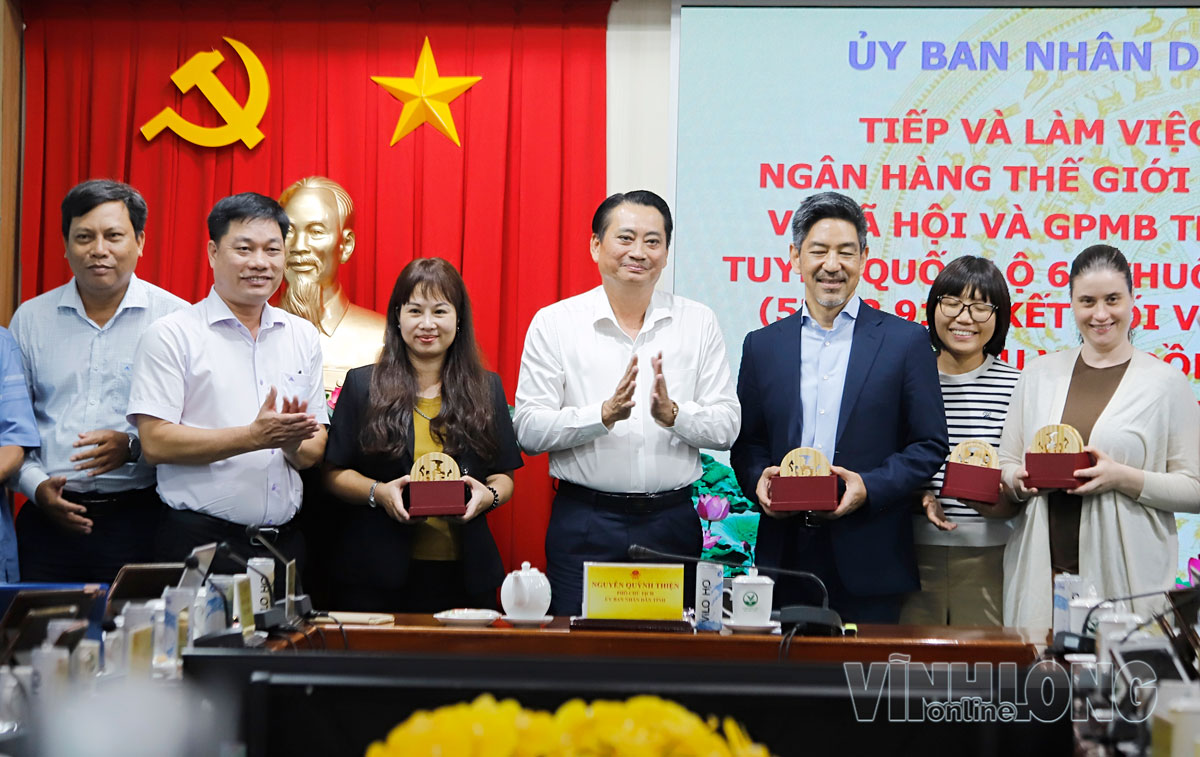 Đồng chí Nguyễn Quỳnh Thiện - Tỉnh ủy viên, Phó Chủ tịch UBND tỉnh trao quà lưu niệm cho Đoàn công tác WB.