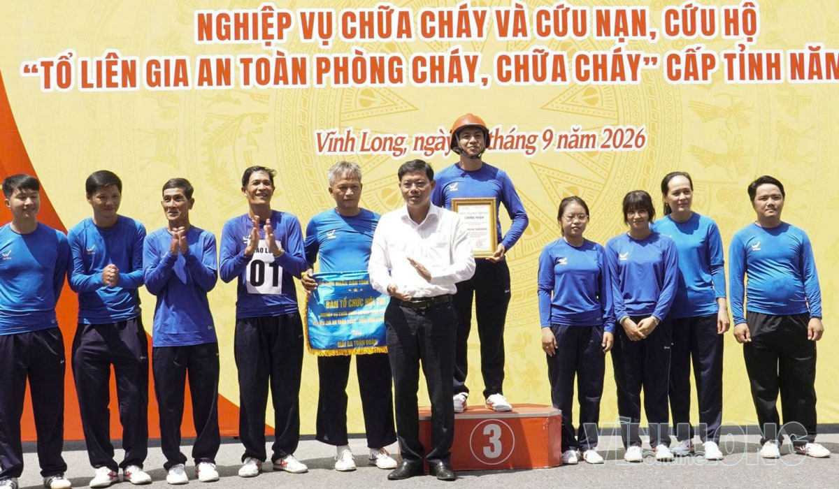 Trao giải ba cho đội Tổ liên gia an toàn PCCC xã Giao Long