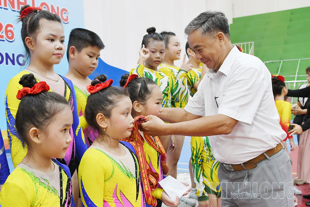 Ông Thái Anh Tuấn- Phó Giám đốc Trung tâm Huấn luyện và Thi đấu Thể thao Vĩnh Long trao giải cho các đơn vị.