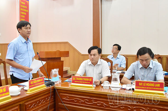 Bí thư Đảng ủy Trần Phong Ba phát biểu hiện trạng các tiêu chí khó của xã và đề xuất giải pháp bố trí kinh phí thực hiện thời gian tới.