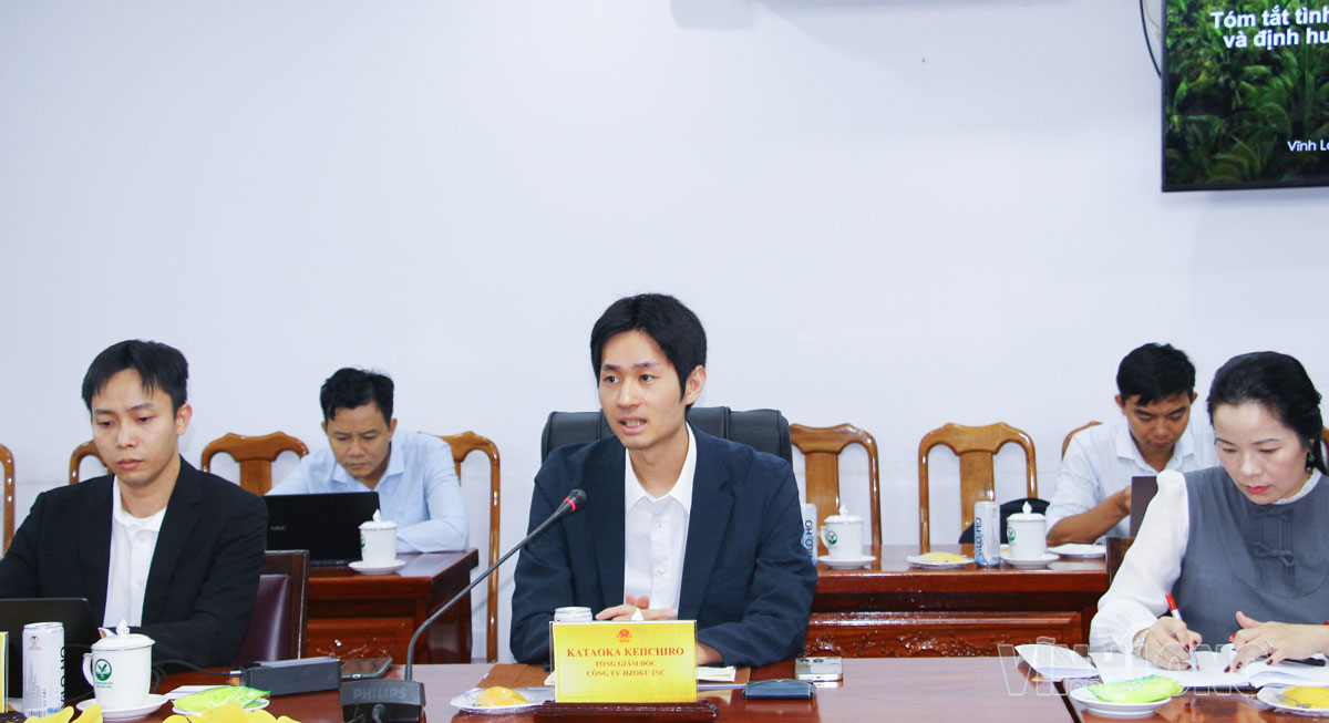 Ông Kataoka Keiichiro, Tổng Giám đốc Công ty Jizoku Inc. trao đổi về đề xuất hợp tác phát triển dừa phát thải thấp và tín chỉ carbon tại Vĩnh Long. 