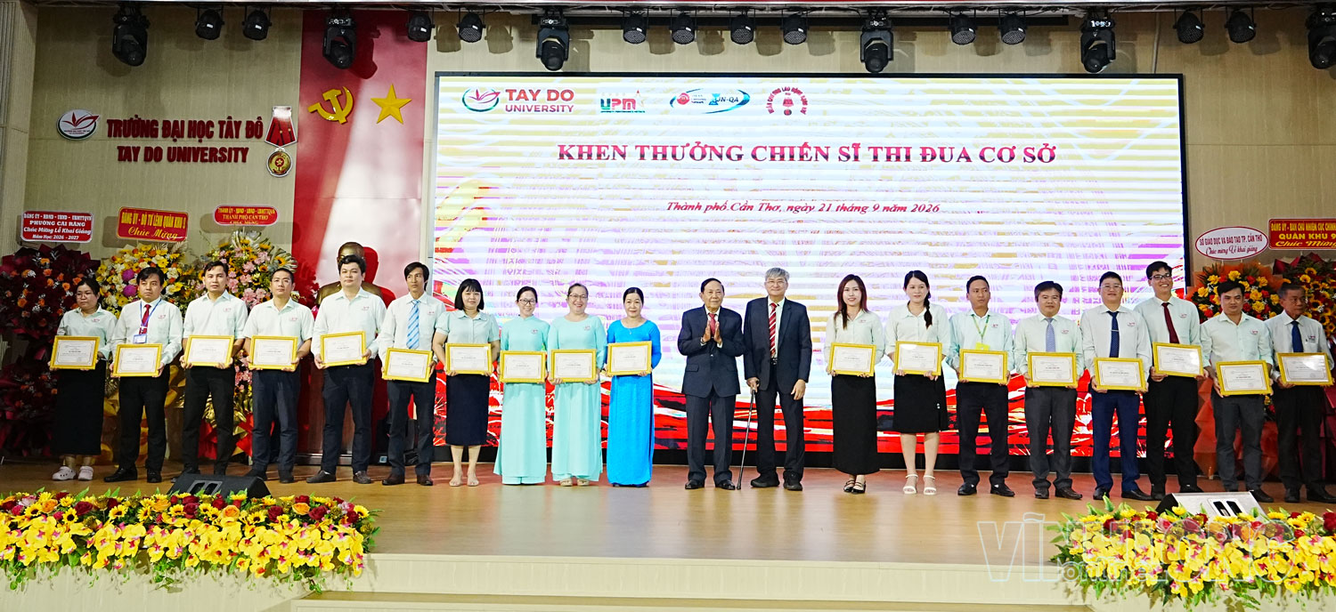 Dịp này, nhà trường khen thưởng các tập thể, cá nhân và sinh viên đạt thành tích xuất sắc, giỏi, tiêu biểu trong năm học 2025-2026.