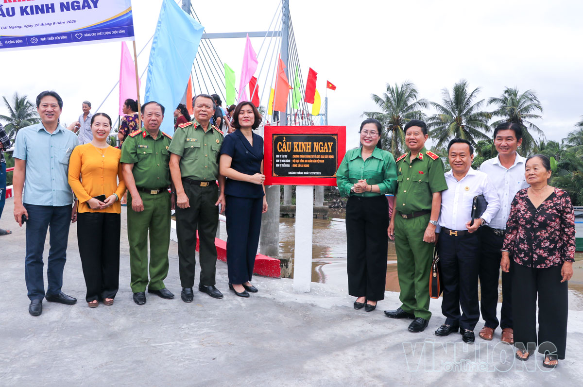 Các đồng chí Vũ Hùng Vương - Phó Chủ tịch Thường trực Hội Cựu Công an nhân dân Việt Nam, đại biểu Quốc hội tỉnh Vĩnh Long; Nguyễn Thị Minh Trang - Ủy viên Ban Thường vụ Tỉnh ủy, Trưởng Ban Tuyên giáo Tỉnh ủy; Nguyễn Thị Hồng Nga - Tổng Biên tập Báo Xây dựng cùng các đại biểu chụp ảnh lưu niệm.