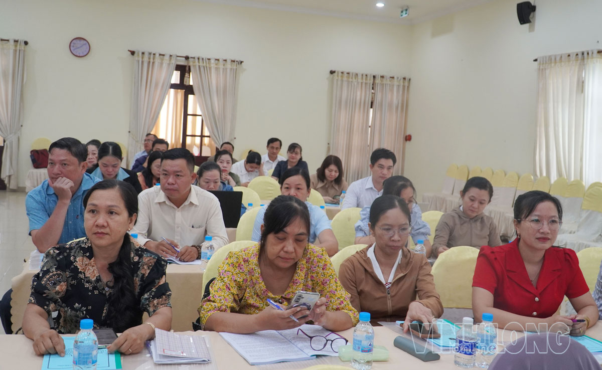 Đại biểu là lãnh đạo, chuyên viên phụ trách lĩnh vực trợ giúp xã hội, người khuyết tật tại các phòng Văn hóa - Xã hội xã, phường khu vực Bến Tre tham dự tập huấn