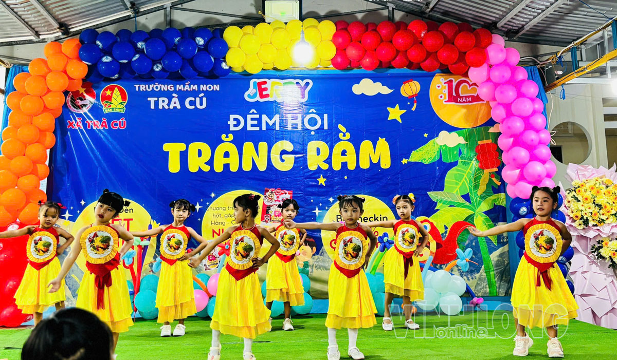 Tiết mục văn nghệ trong chương trình “Đêm hội trăng rằm” tại Trà Cú.