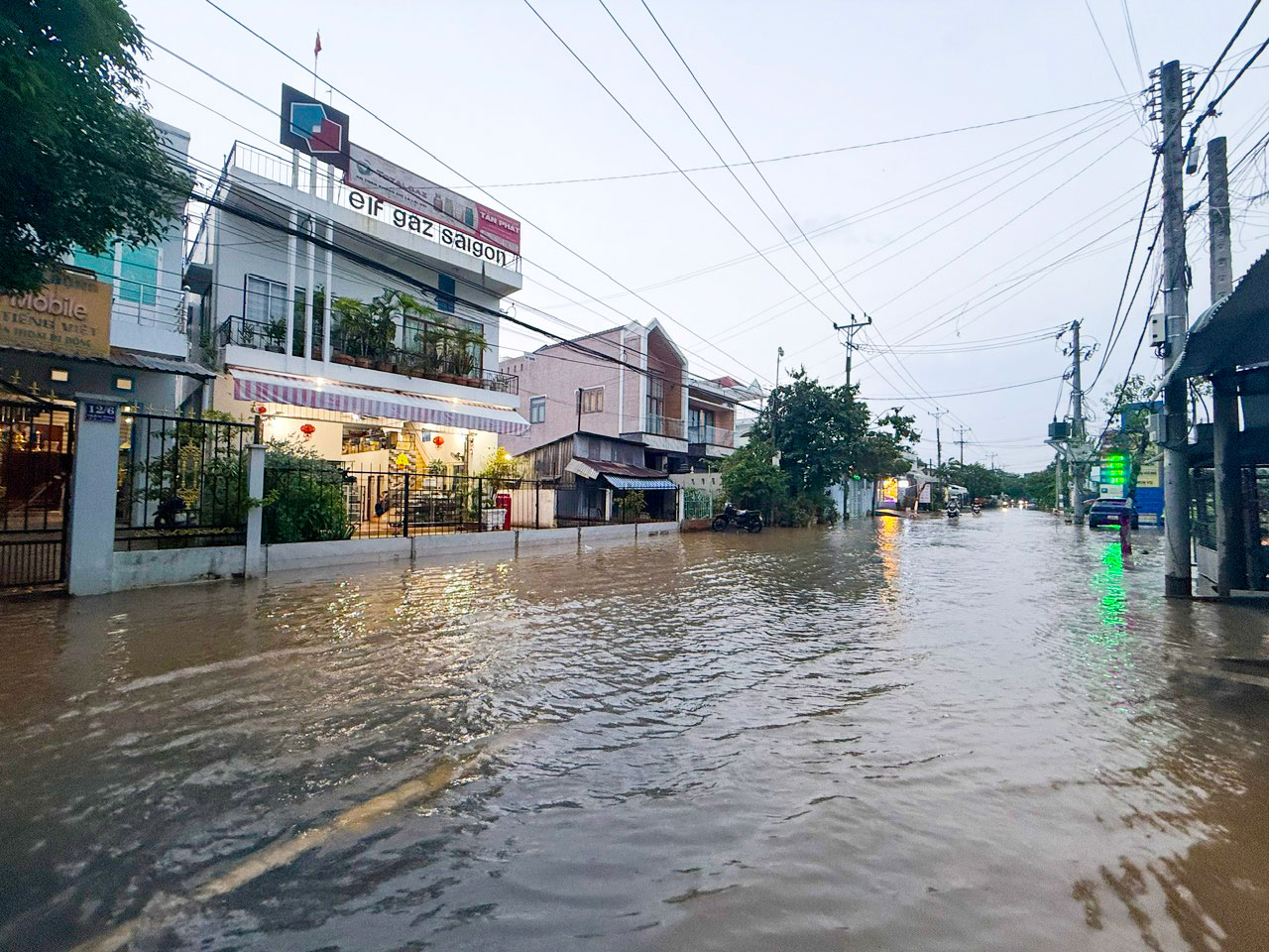 Nước ngập vào khu vực trước nhà dân, cơ sở kinh doanh ven đường, ảnh hưởng sinh hoạt và việc đi lại.