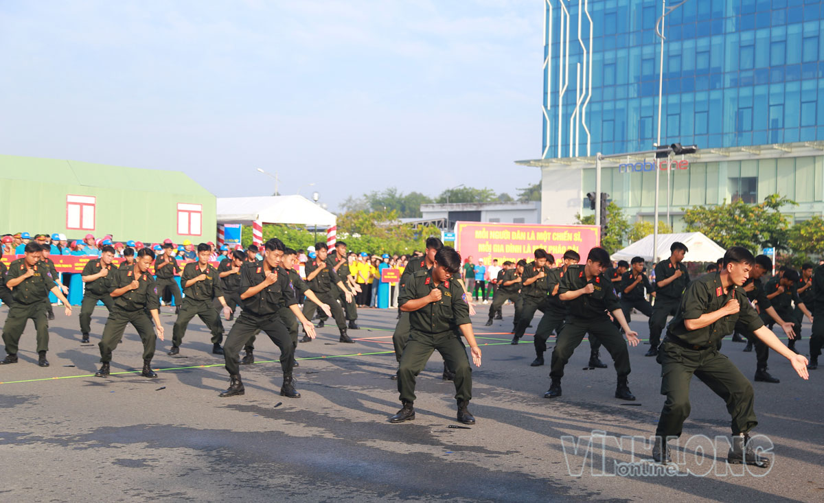 Chương trình đồng diễn võ thuật của cán bộ, chiến sĩ Công an tỉnh Vĩnh Long.

