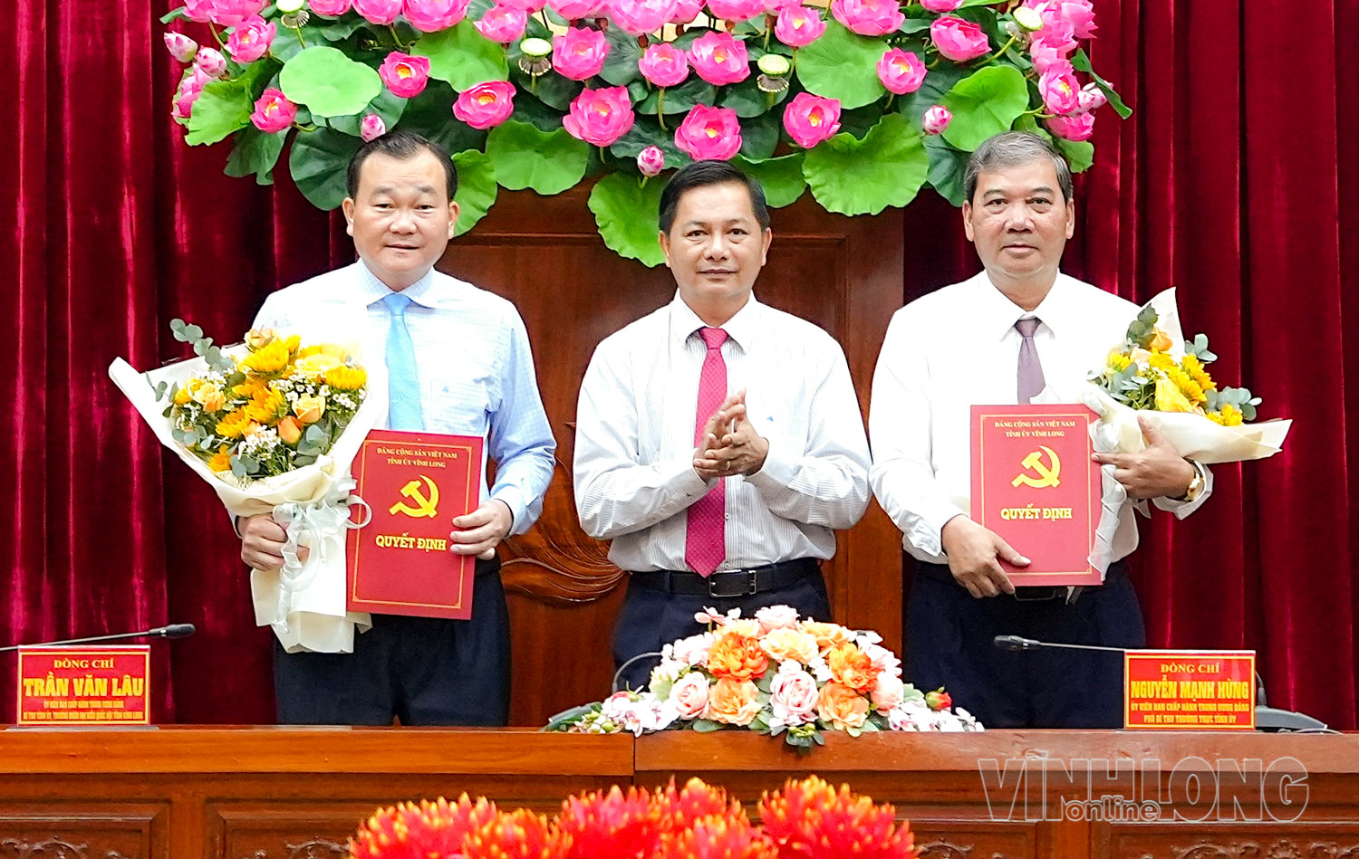 Bí thư Tỉnh ủy Trần Văn Lâu trao Quyết định thí điểm thành lập Đảng bộ Hội đồng nhân dân tỉnh và Đảng bộ Mặt trận Tổ quốc, các đoàn thể tỉnh.