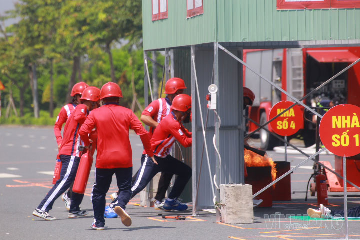 Phần thi xử lý tình huống cháy tại nhà ở kết hợp sản xuất, kinh doanh.