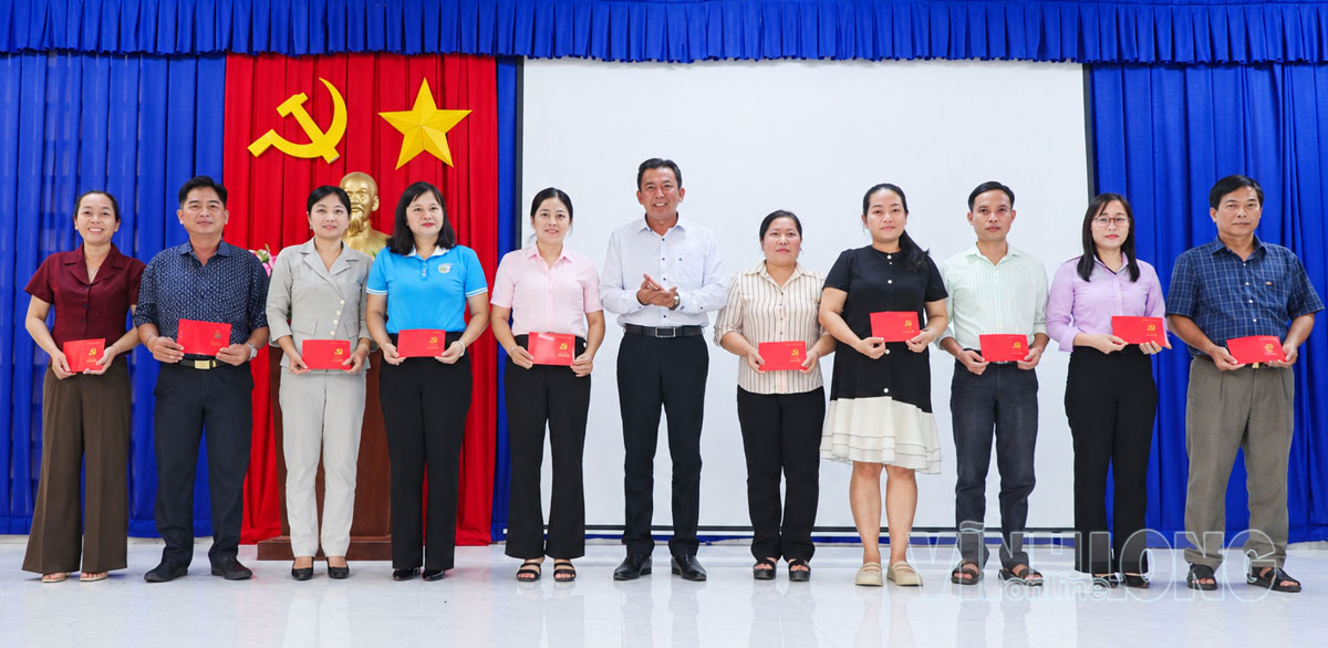 Phó Chủ tịch Ủy ban MTTQ Việt Nam tỉnh- Phạm Văn Cường trao chứng nhận hoàn thành khoá tập huấn cho học viên.

