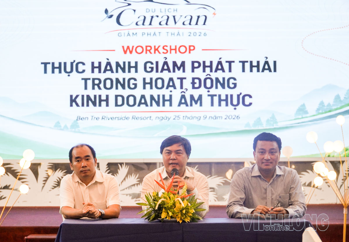  Ông Võ Văn Phong - Giám đốc Công ty TNHH Truyền thông và Du lịch C2T (bìa trái), Th.S. Phan Bửu Toàn - Phó Hiệu trưởng Trường Cao đẳng Du lịch Sài Gòn (giữa); ông Phan Văn Thông - Phó Chủ tịch Thường trực Hiệp hội Du lịch tỉnh (bìa phải) đồng chủ trì buổi giao lưu trao đổi