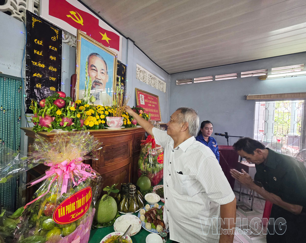 Người dân thành kính dâng hương tưởng nhớ Chủ tịch Hồ Chí Minh.