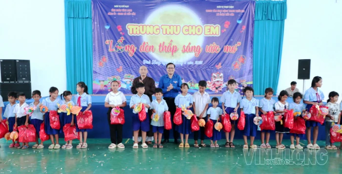 Trao 400 phần quà Trung thu cho thiếu nhi xã Tiểu Cần