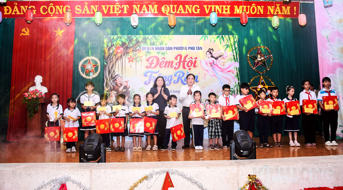 Đồng chí Hồ Thị Hoàng Yến - Ủy viên Ban Chấp hành Trung ương Đảng, Phó Bí thư Thường trực Tỉnh ủy Tây Ninh; đồng chí Vũ Thanh Hà - Bí thư Đảng ủy, Chủ tịch HĐND phường Phú Tân trao quà và học bổng cho các em.
