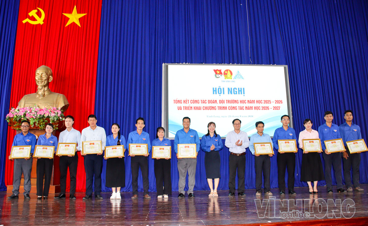  Trao bằng khen Ban Chấp hành Tỉnh Đoàn cho các tập thể thành tích tiêu biểu trong công tác đoàn và phong trào thanh niên trường học năm học 2025-2026.