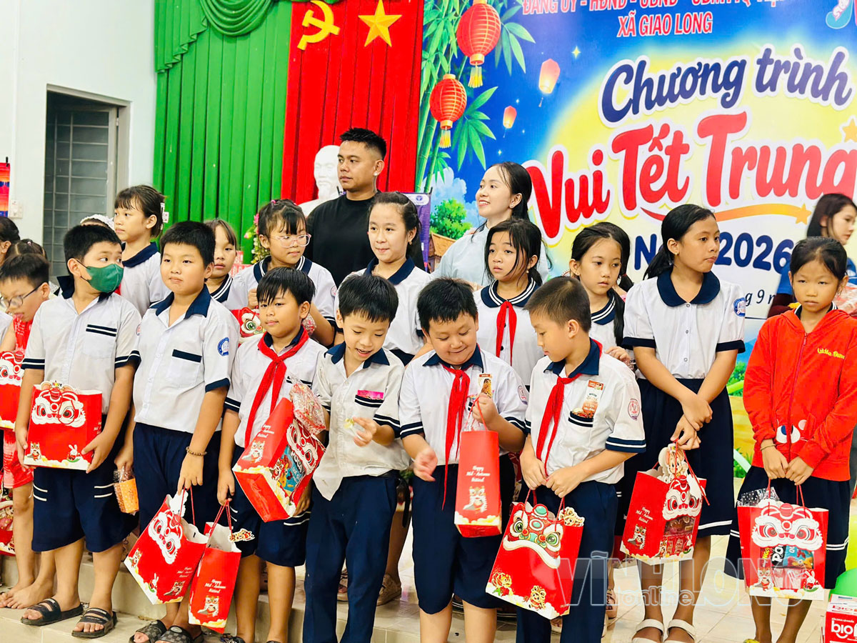 Thiếu nhi xã Giao Long nhận quà tại “Đêm hội trăng răm”.
