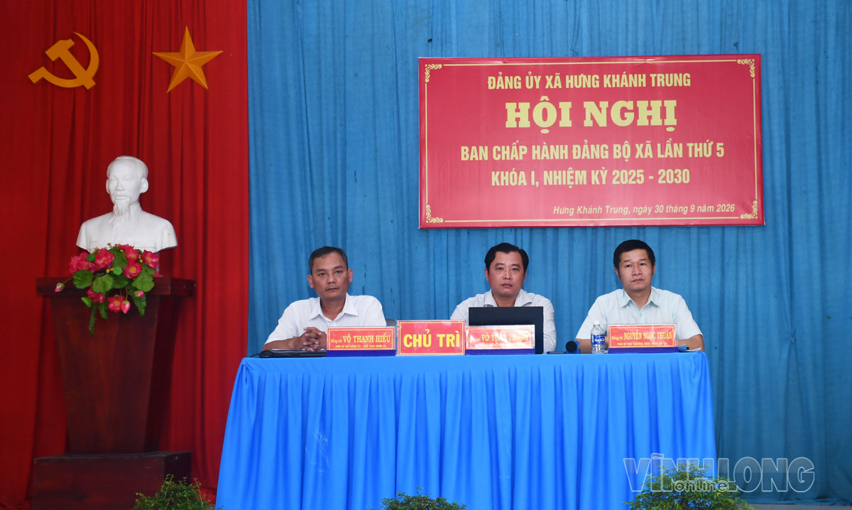 Lãnh đạo xã chủ trì hội nghị.