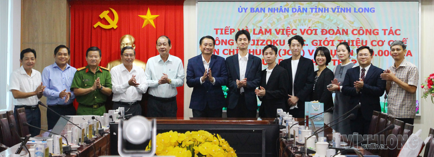 Lãnh đạo tỉnh Vĩnh Long cùng đại diện các sở, ngành chụp ảnh lưu niệm với đoàn công tác.

