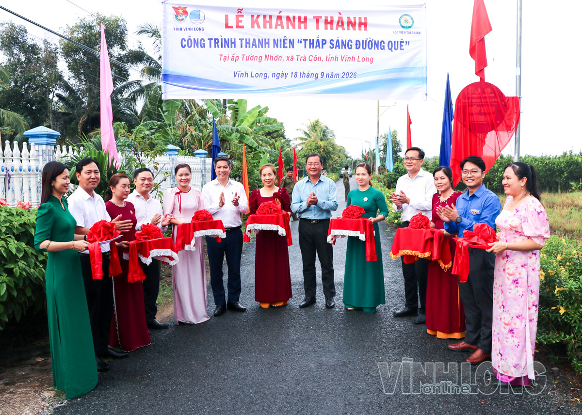 Đại biểu cắt băng khánh thành công trình thanh niên “Thắp sáng đường quê” tại ấp Từ Nhơn (xã Trà Côn).