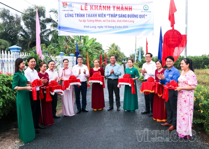 Trao học bổng và bàn giao công trình thanh niên “Thắp sáng đường quê”