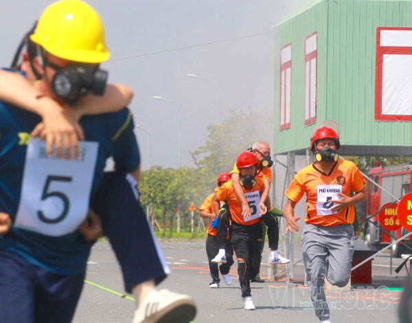Cứu người và đưa ra khỏi đám cháy.