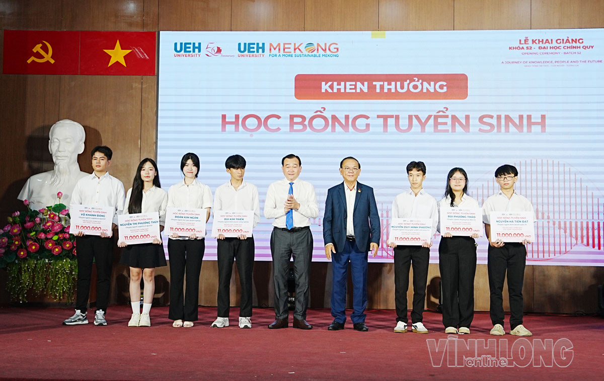 Đồng chí Nguyễn Minh Dũng- Ủy viên dự khuyết BCH Trung ương Đảng, Phó Bí thư Tỉnh ủy, Chủ tịch HĐND tỉnh trao học bổng cho tân sinh viên.