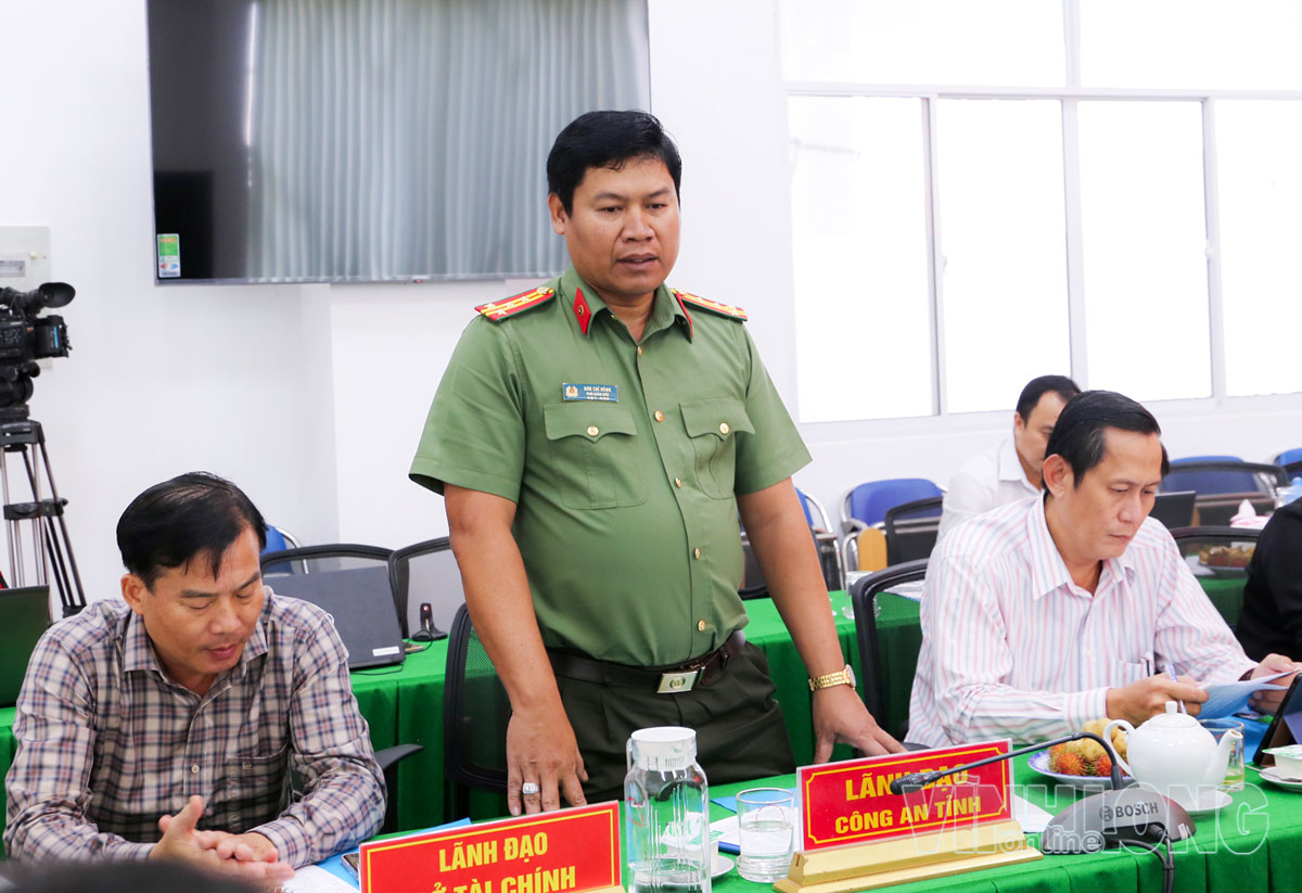 Đại tá Sơn Chí Hùng- Phó Giám đốc Công an tỉnh trao đổi về tình hình an ninh trật tự tại phường Nguyệt Hóa.

