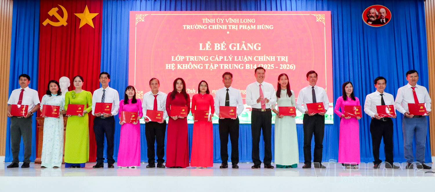 Đồng chí Cao Hoàng Phúc- Phó Hiệu trưởng Trường Chính trị Phạm Hùng trao bằng tốt nghiệp cho học viên lớp Trung cấp LLCT hệ không tập trung B14.