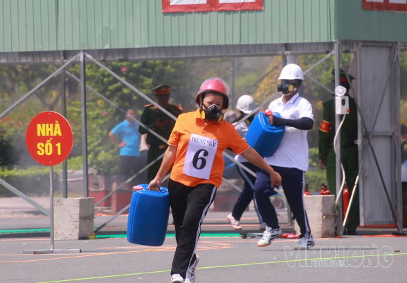 Hội thi còn có sự tham gia của các vận động viên nữ là thành viên của các Tổ liên gia an toàn phòng cháy, chữa cháy. Trong ảnh tích sự tích cực của một vận động viên với tình huống di chuyển tài sản đến nơi an toàn.
