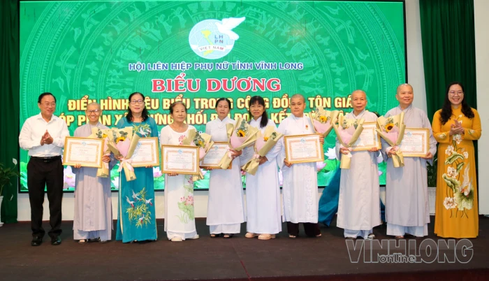 Hội nghị phát huy vai trò phụ nữ trong cộng đồng tôn giáo và biểu dương điển hình tiên tiến
