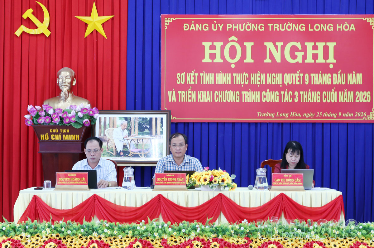 Lãnh đạo phường Trường Long Hòa chủ trì hội nghị.
