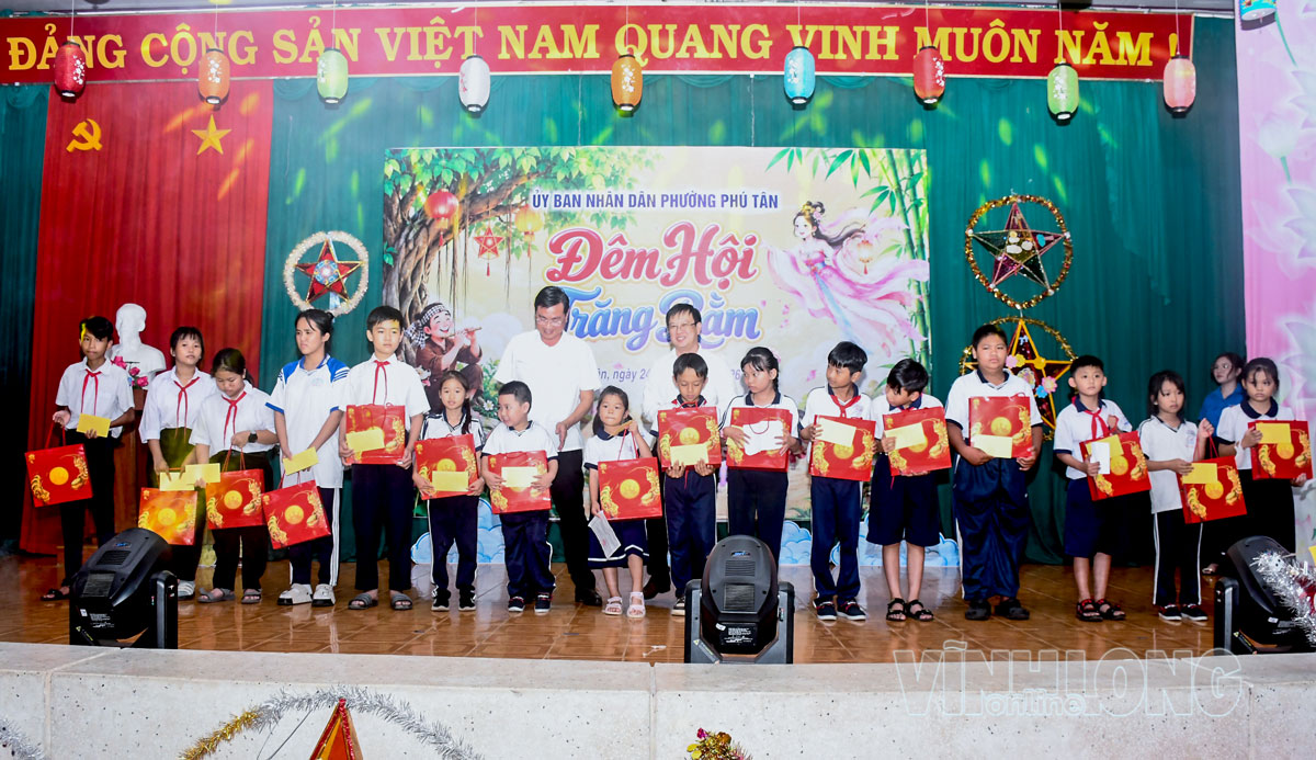 Đồng chí Võ Minh Thành - Tỉnh ủy viên, Giám đốc Sở Nông nghiệp và Môi trường tỉnh Tây Ninh và đồng chí Nguyễn Minh Phương - Chủ tịch UBND phường Phú Tân trao quà và học bổng cho các em thiếu nhi.