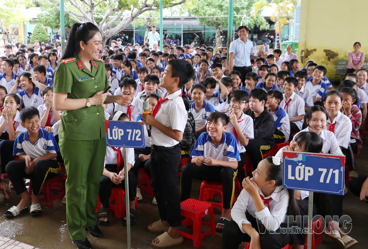 Thượng tá Võ Thanh Phương- Phó đội trưởng Đội phòng ngừa, điều tra tội phạm về tệ nạn xã hội và mua bán người (phòng Cảnh sát hình sự Công an tỉnh Vĩnh Long) giao lưu với học sinh về kiến thức phòng, chống báo lực học đường.