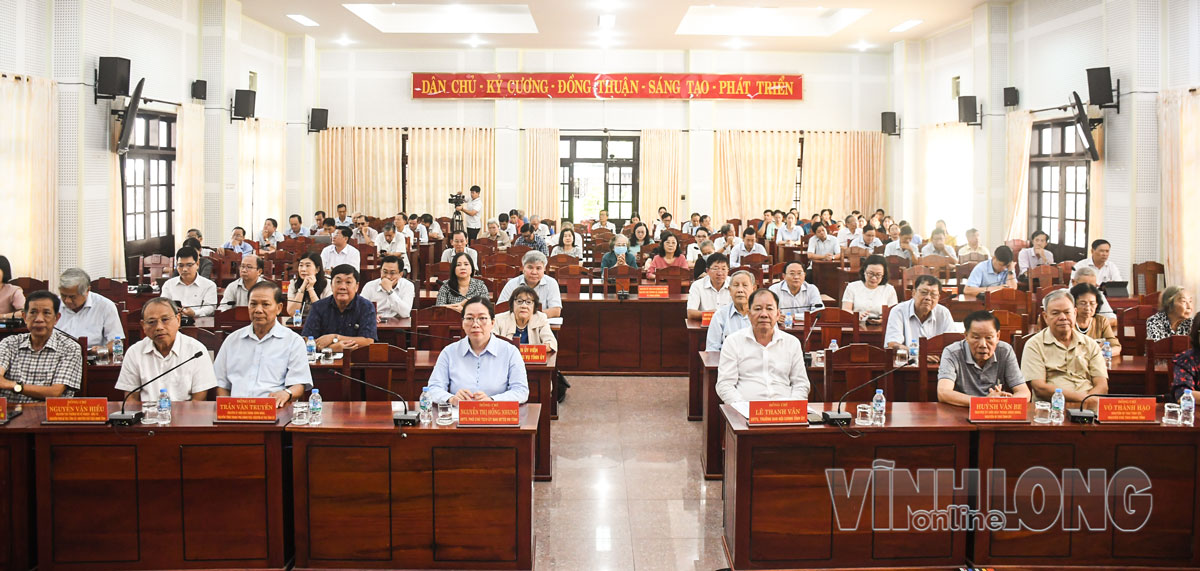 Tham dự hội nghị tại điểm phường An Hội có các đồng chí: Lê Thanh Vân - Ủy viên Ban Thường vụ Tỉnh ủy, Trưởng Ban Nội chính Tỉnh ủy; Nguyễn  Thị Hồng Nhung - Ủy viên Ban Thường vụ Tỉnh ủy, Phó Chủ tịch Thường trực Ủy ban MTTQ Việt  Nam tỉnh cùng các đồng chí lãnh đạo tỉnh qua các thời kỳ. Ảnh: Cẩm Trúc.