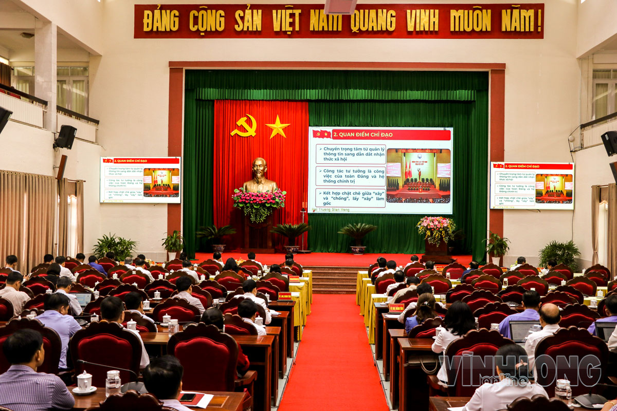 Quang cảnh hội nghị tại điểm cầu Trung tâm Hội trường Tỉnh ủy Vĩnh Long. Ảnh: TUYẾT NGA