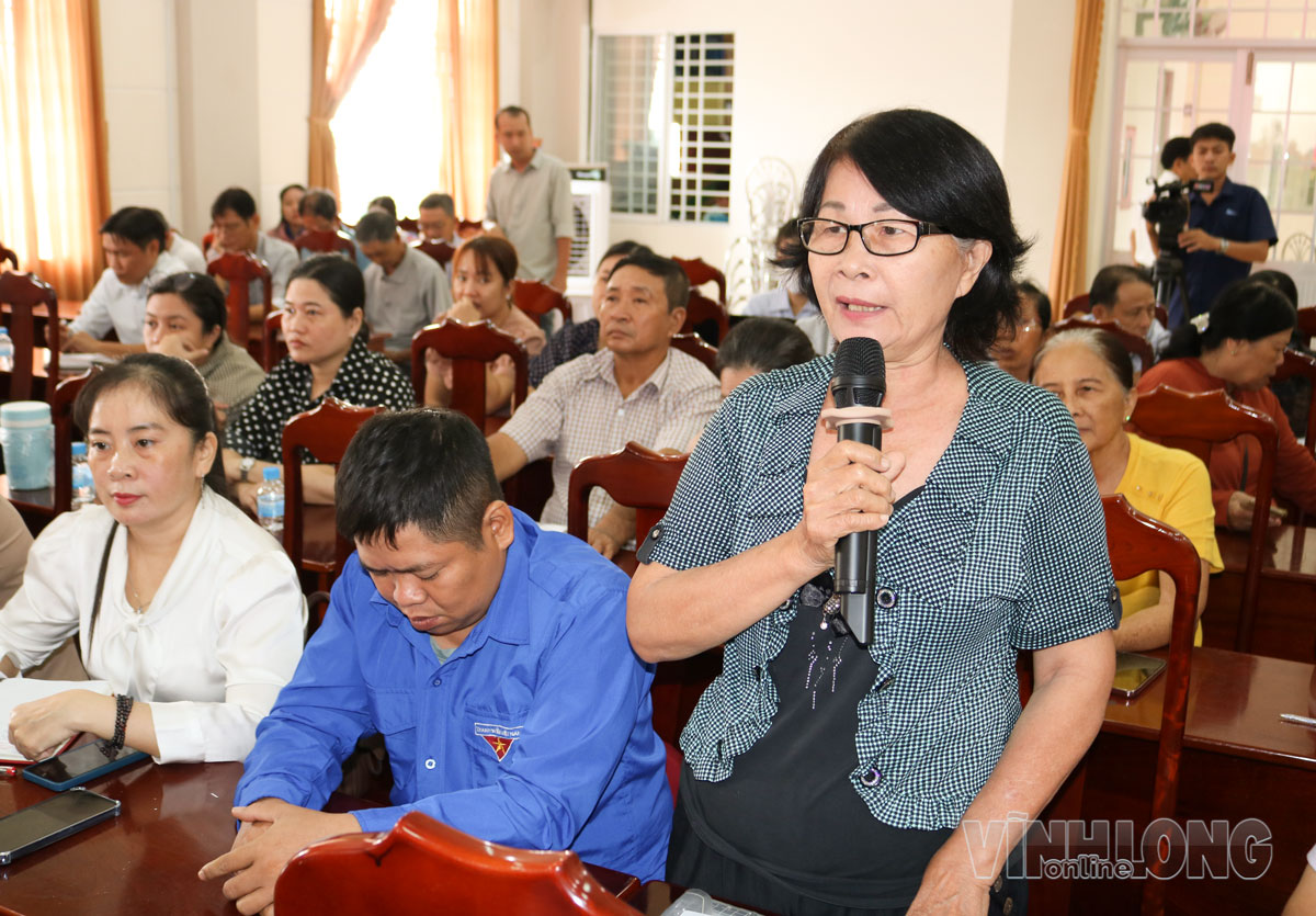 Cử tri phường Phú Khương nêu kiến nghị với Đại biểu Quốc hội. Ảnh: THÀNH LẬP.