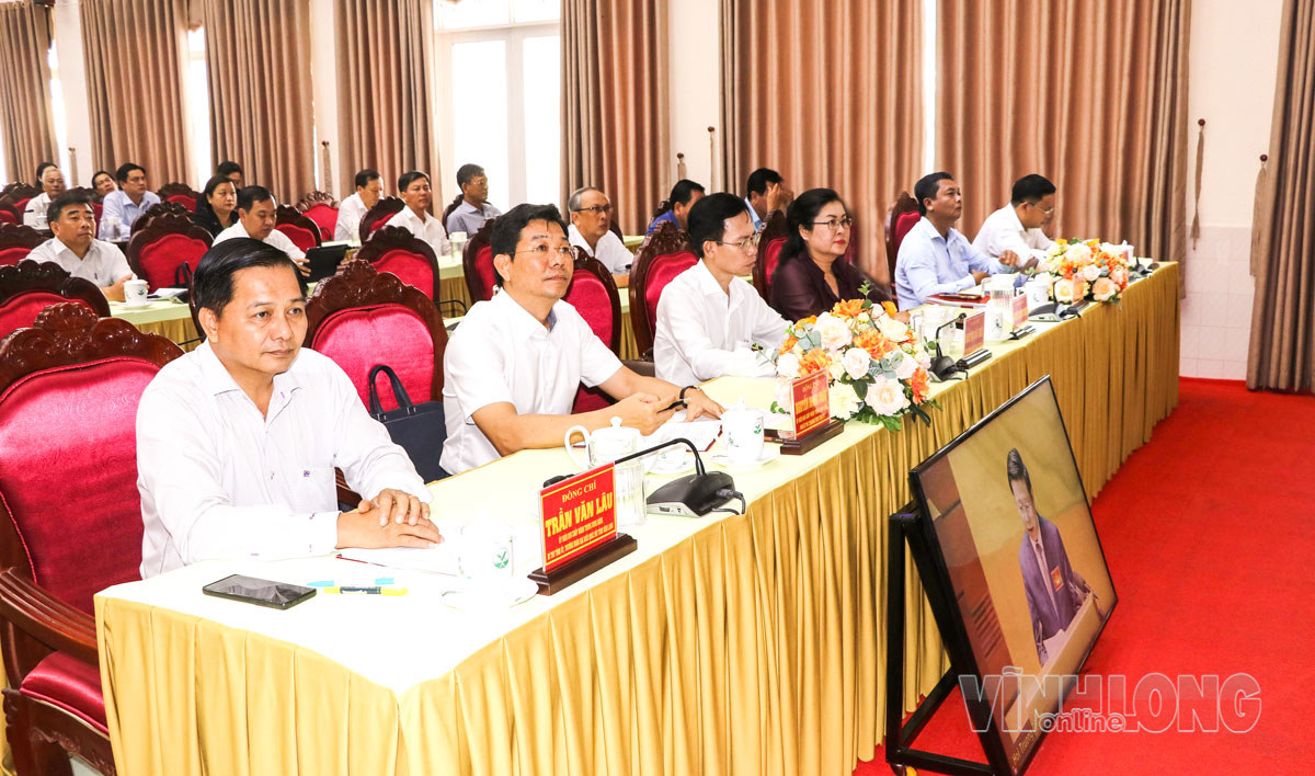 Các đồng chí Trần Văn Lâu - Ủy viên BCH Trung ương Đảng, Bí thư Tỉnh ủy, Trưởng Đoàn Đại biểu Quốc hội tỉnh Vĩnh Long; Nguyễn Mạnh Hùng - Ủy viên BCH Trung ương Đảng, Phó Bí thư Thường trực Tỉnh ủy; cùng các đồng chí Ủy viên Ban Thường vụ Tỉnh ủy, Ủy viên BCH Đảng bộ tỉnh tham dự hội nghị. Ảnh: TUYẾT NGA