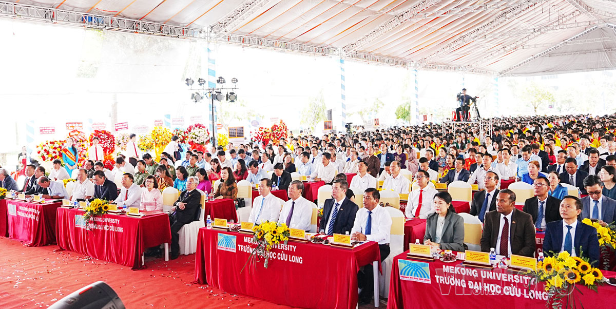 Đại biểu tham dự lễ khai giảng năm học mới 2026-2027, khóa 27 Trường ĐH Cửu Long.