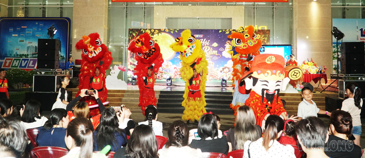 Các em thiếu nhi vui chơi, thưởng thức tiết mục lân sư rồng tại chương trình “Vui hội Trăng rằm” năm 2026.