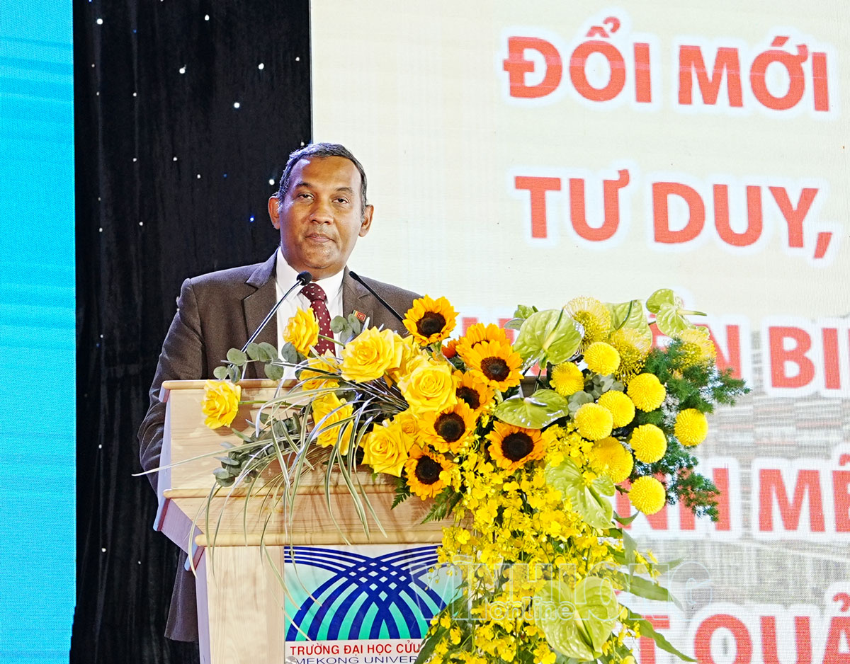 Ngài Poshitha Perera- Đại sứ đặc mệnh toàn quyền nước Cộng hòa Xã hội chủ nghĩa Dân chủ Sri Lanka tại Việt Nam dự và phát biểu tại lễ khai giảng.