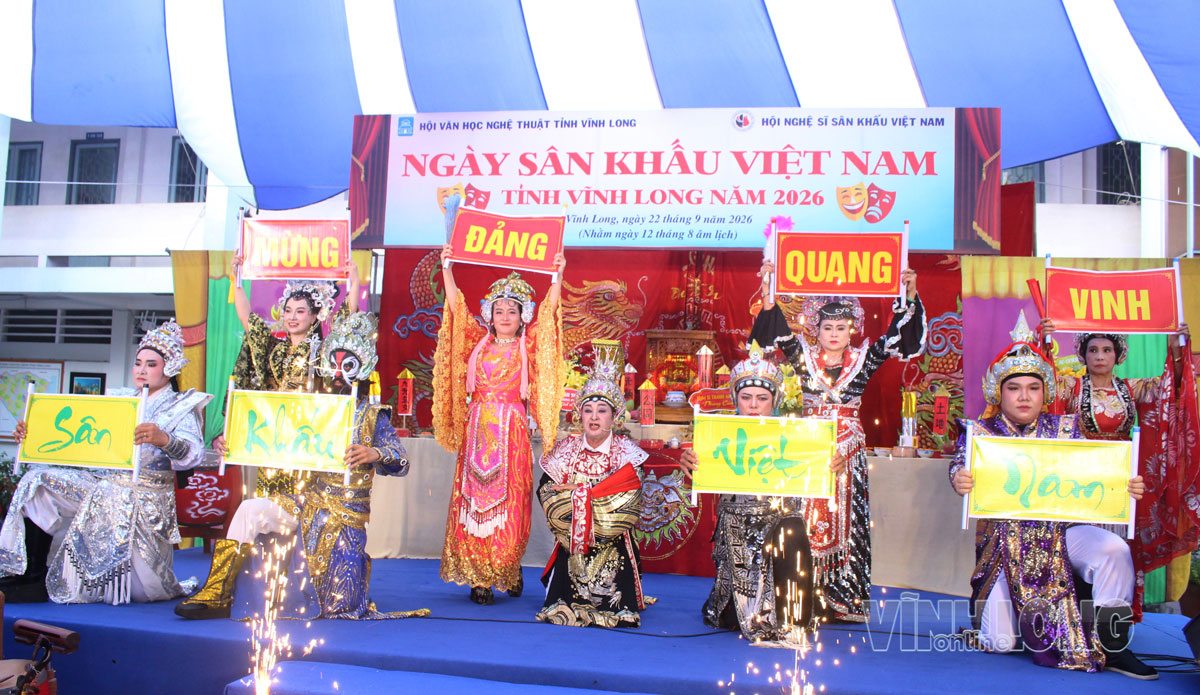 Tiết mục hát bội chào mừng ngày Giỗ Tổ sân khấu.