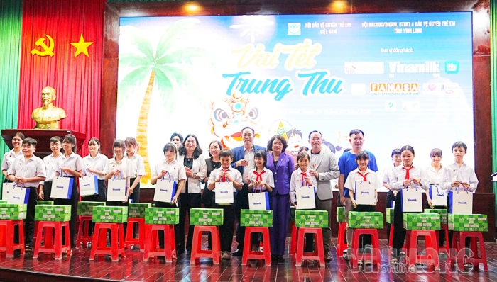 Trao quà Trung thu cho 300 học sinh có hoàn cảnh khó khăn