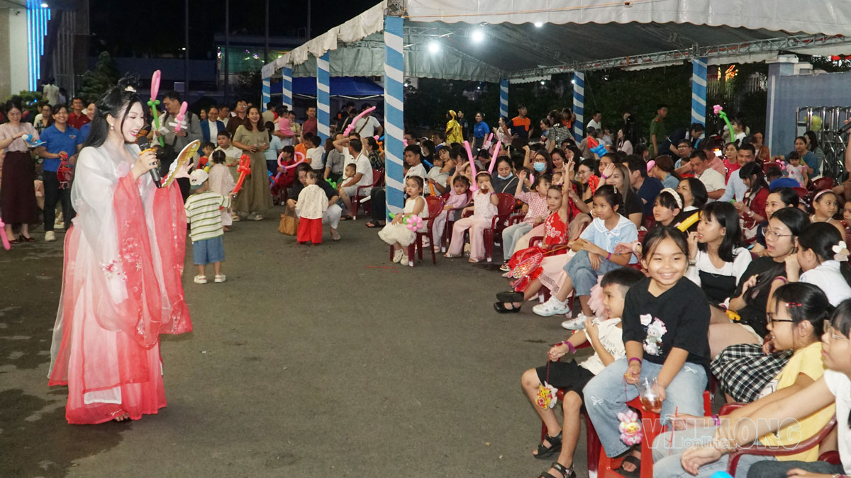 Các em thiếu nhi hào hứng với chương trình đố vui có thưởng.