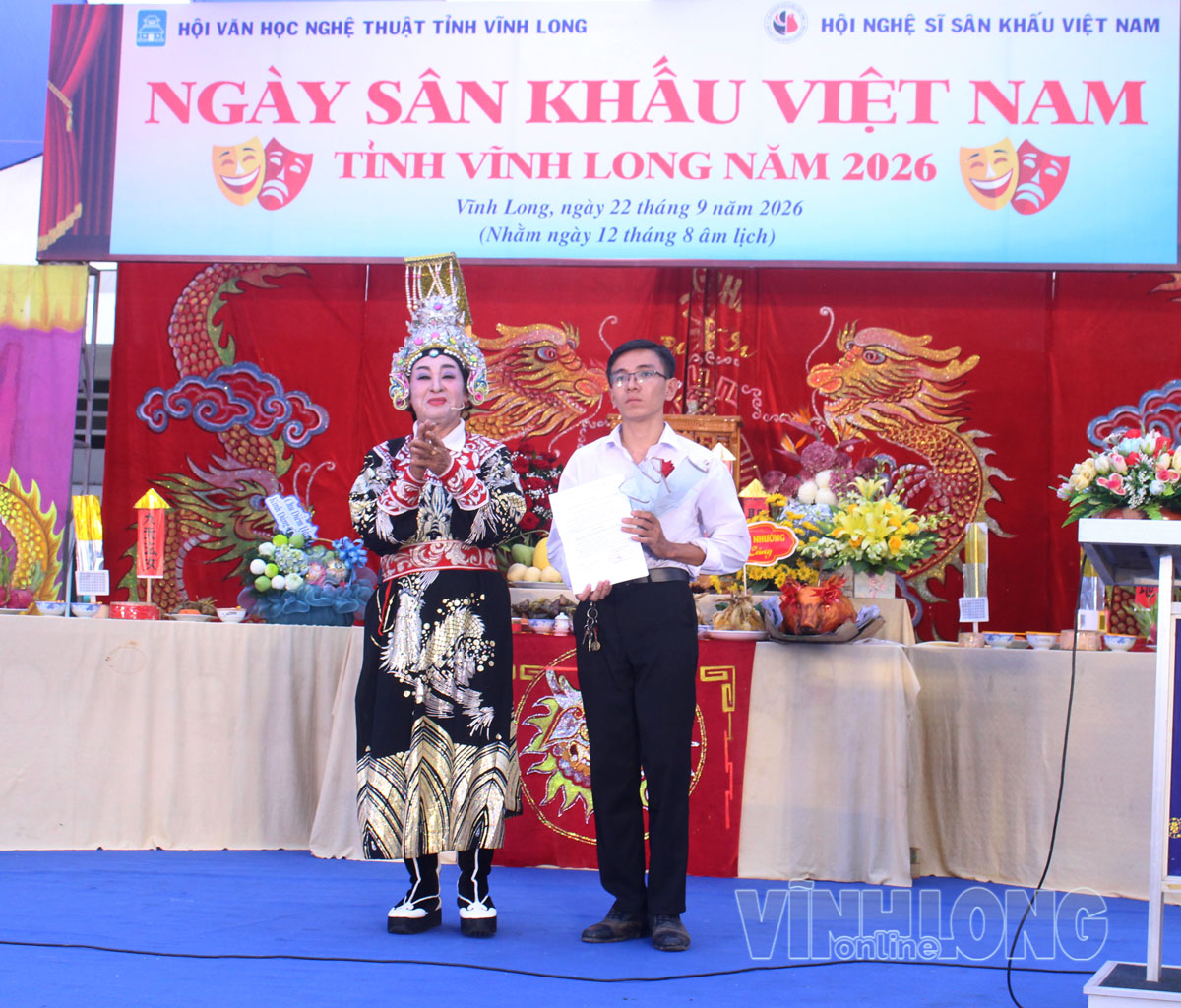 NNƯT Vũ Linh Tâm trao quyết định kết nạp hội viên Hội Nghệ sĩ Sân khấu Việt Nam cho soạn giả Trương Minh Thuận.