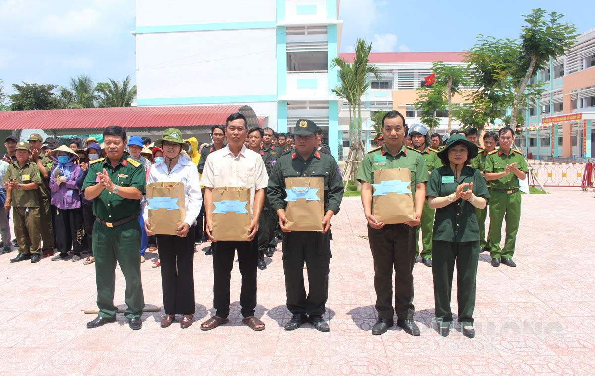 Đại diện Bộ Chỉ huy Quân sự tỉnh trao quà cho các lực lượng hoàn thành diễn tập.