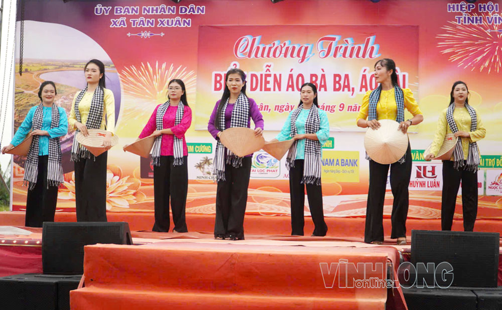 Các cô giáo, hội viên phụ nữ và người dân trên địa bàn xã Tân Xuân biểu diễn trang phục áo bà ba