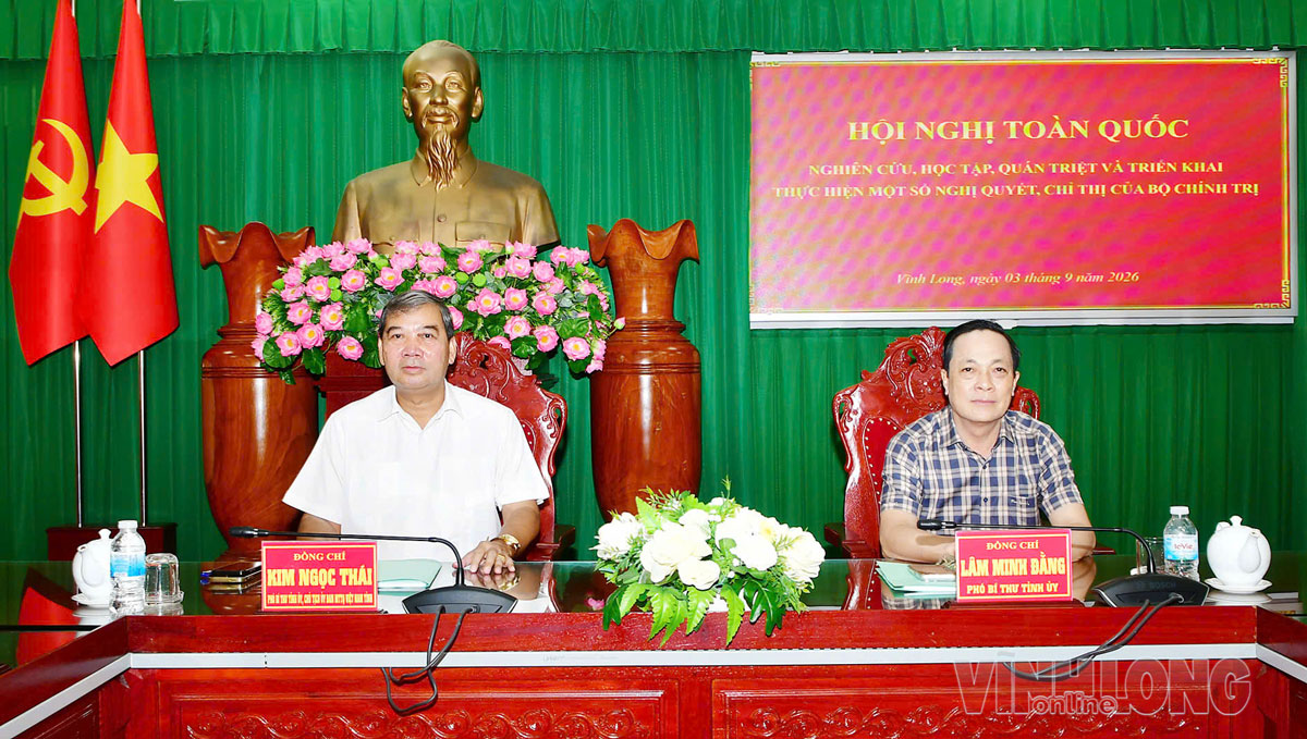 Đồng chí Kim Ngọc Thái- Phó Bí thư Tỉnh ủy, Chủ tịch Ủy ban MTTQ Việt Nam tỉnh Vĩnh Long và đồng chí Lâm Minh Đằng- Phó Bí thư Tỉnh ủy tham dự hội nghị tại điểm cầu Hội trường Tỉnh ủy (phường Trà Vinh). Ảnh: BÁ THI
