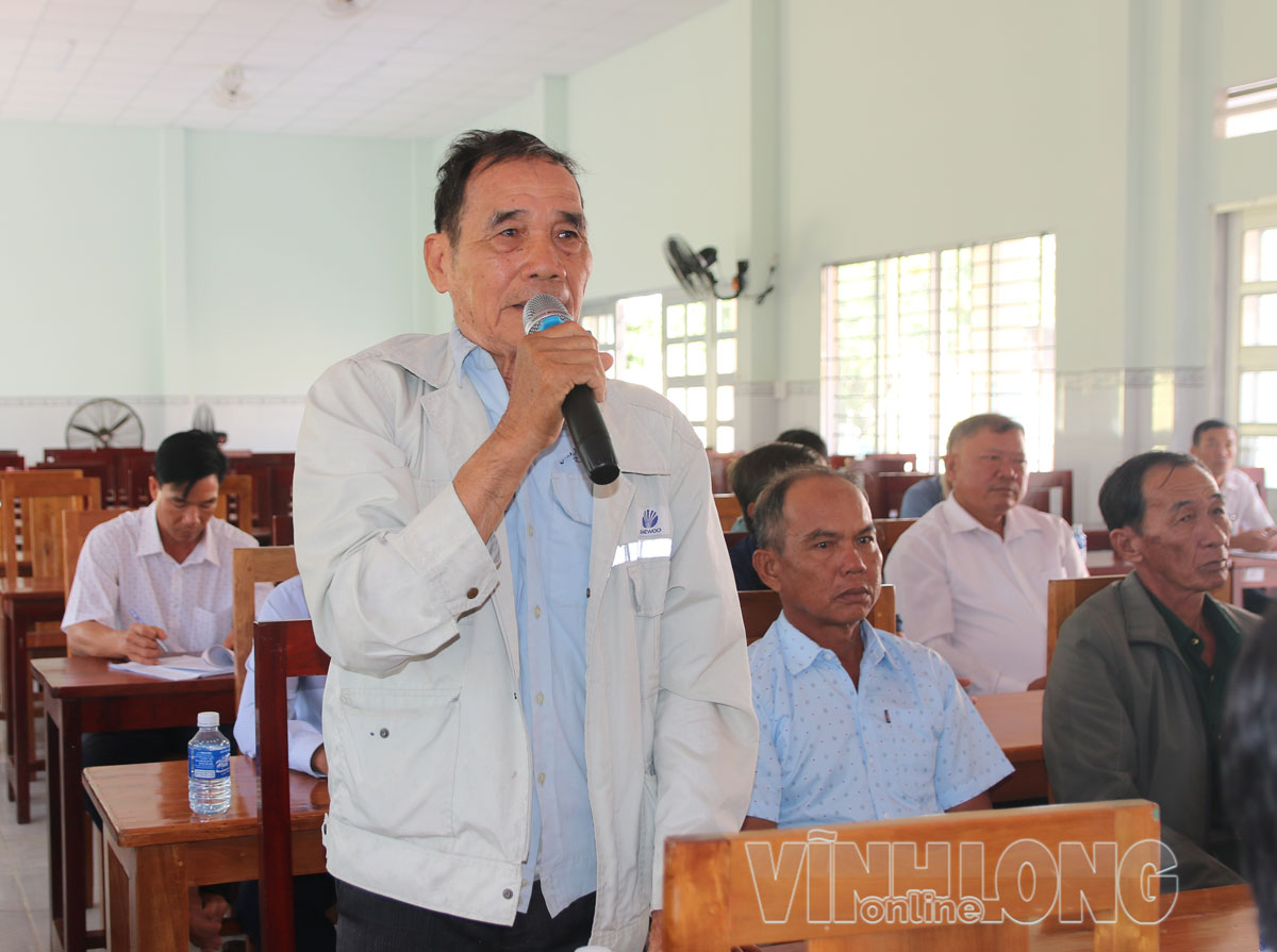 Cử tri nêu ý kiến, kiến nghị tại buổi tiếp xúc. Ảnh: THẠCH THẢO.