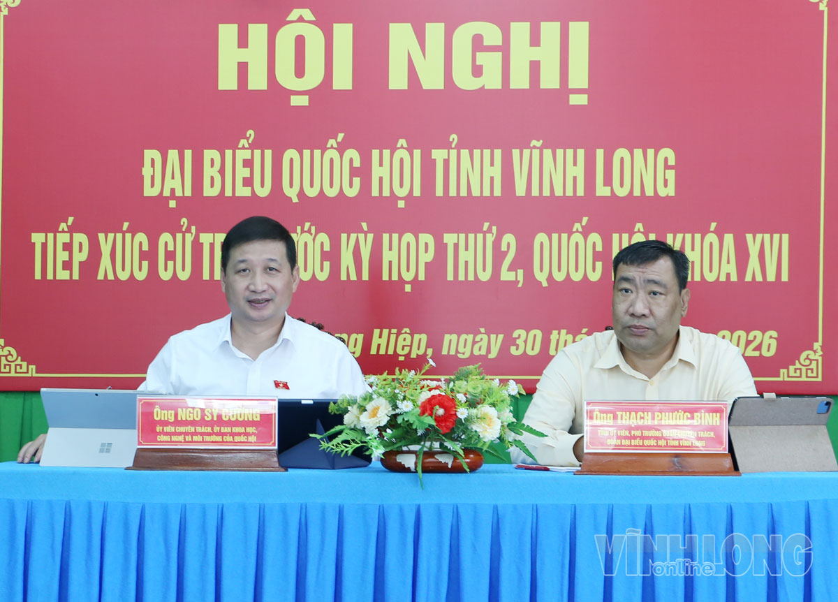 Đại biểu Ngô Sỹ Cường và Thạch Phước Bình tiếp xúc cử tri xã Long Hiệp. Ảnh: NGỌC XOÀN.